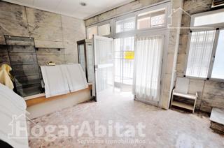 Casa a Albalat dels Sorells. Amplia casa parcialmente reformada con gran terraza y balcón