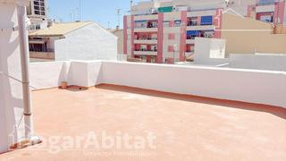 Casa a Avenida de Abril-9 de Octubre. Casa esquinera amplia y luminosa con terraza y balcón