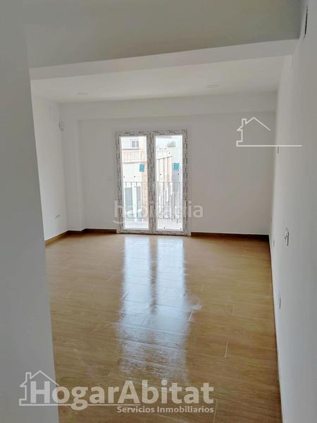 Foto 748f1eab-fe69-4fc0-8394-6329d877370c. Piso completamente reformado y todo exterior con licencia turística en Adra