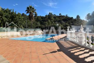 Xalet a Pedralba. Impresionante chalet con piscina, garaje y gran parcela