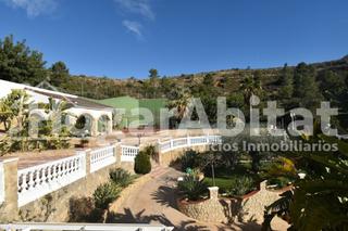 Xalet a Pedralba. Impresionante chalet con piscina, garaje y gran parcela