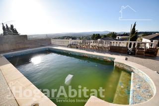 Chalet en Cumbres de Calicanto. Chalet totalmente reformado con piscina, garaje y gran terraza