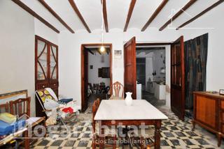 Casa a Oliva Pueblo. Amplia casa con trastero y terraza