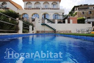 Chalet en Urbanizaciones. Chalet con piscina, garaje, terraza y barbacoa