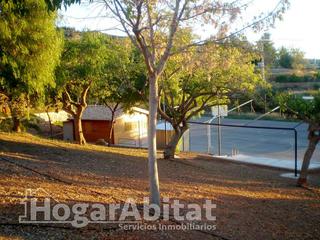Xalet a Montornés-Las Palmas-El Refugio. Chalet con terraza, zona de aparcamiento y espectaculares vistas