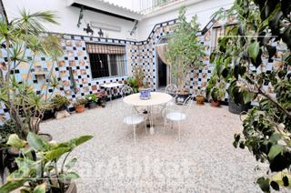Casa a Zona Concordia. Gran casa con garaje y dos terrazas cerca de la zona universitar
