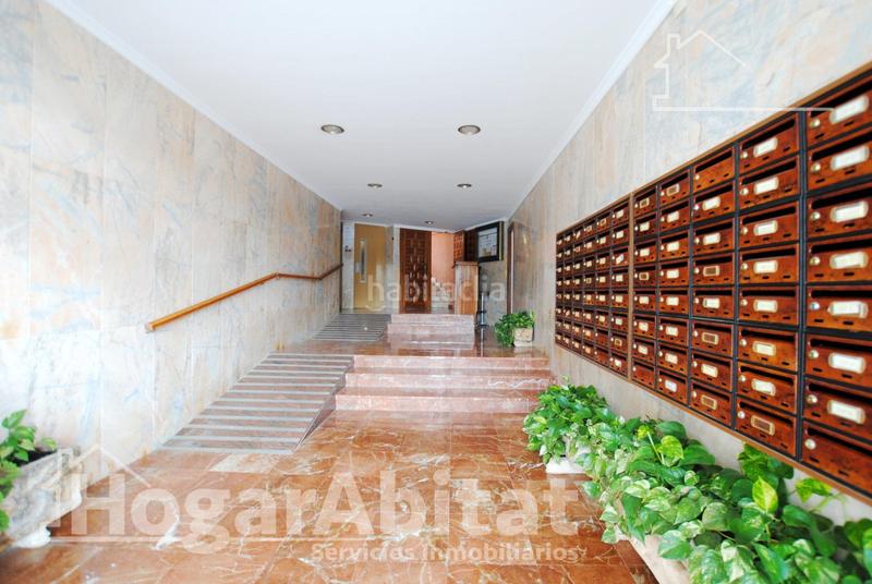 Foto 37b40459-38ed-4c22-b595-547b9eea06fa. Piso reformado con terraza acristalada y garaje junt a la playa en Calp