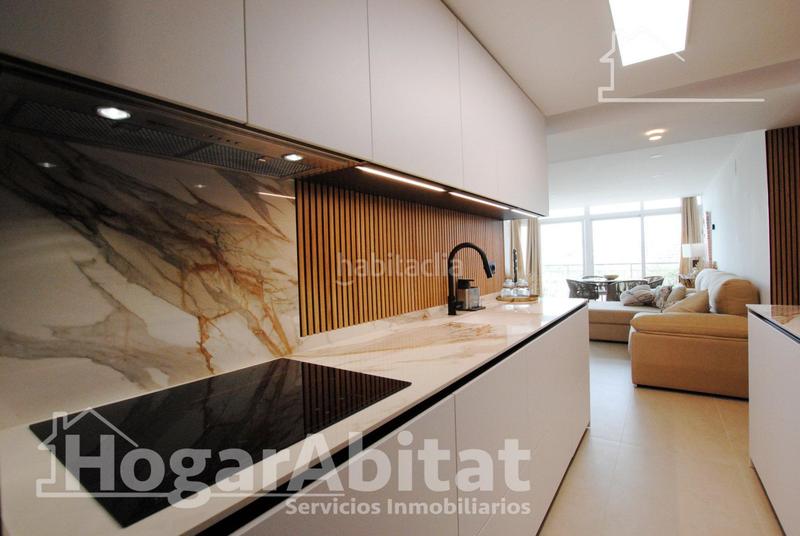 Foto c143c425-64f8-41a4-81fd-3db6cf520d8d. Piso reformado con terraza acristalada y garaje junt a la playa en Calp