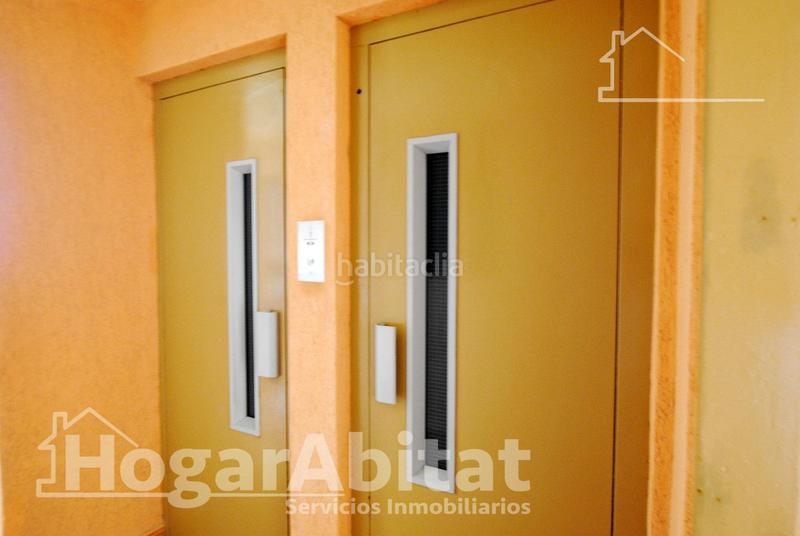 Foto d7ced868-70cf-462c-9da6-336a24858252. Piso reformado con terraza acristalada y garaje junt a la playa en Calp