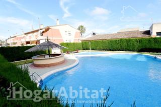 Casa adossada a Chilches. Precioso adosado con 4 terrazas, piscina y garaje cerca de la pl