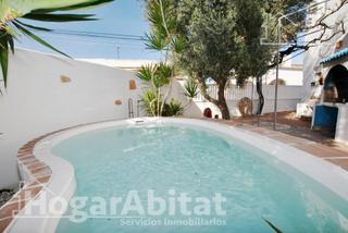 Casa en Oliva Playa. Casa seminueva y esquinera con terraza cerca de la playa