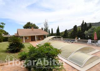 Chalet en Pueblo. Espectacular villa con piscina, terraza, garaje y jardín