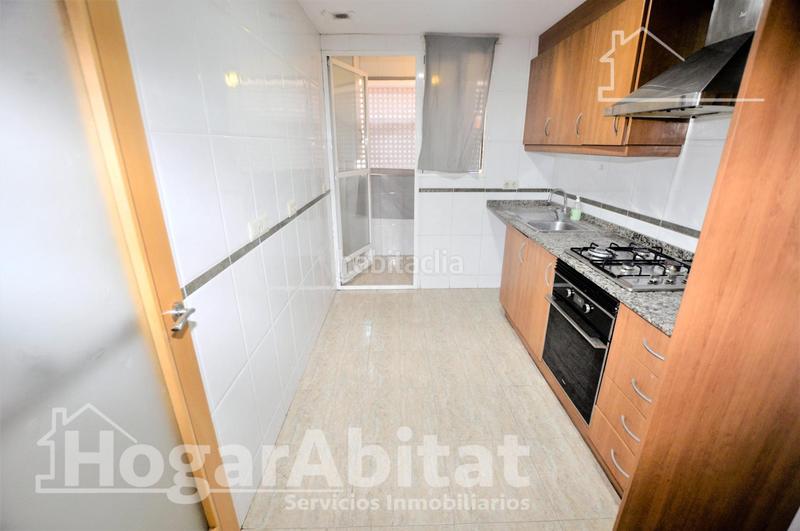 Foto 0291273e-a5b5-463d-be3e-90d234dbbdf9. Piso muy amplio y luminoso con dos balcones y ascensor en Puçol