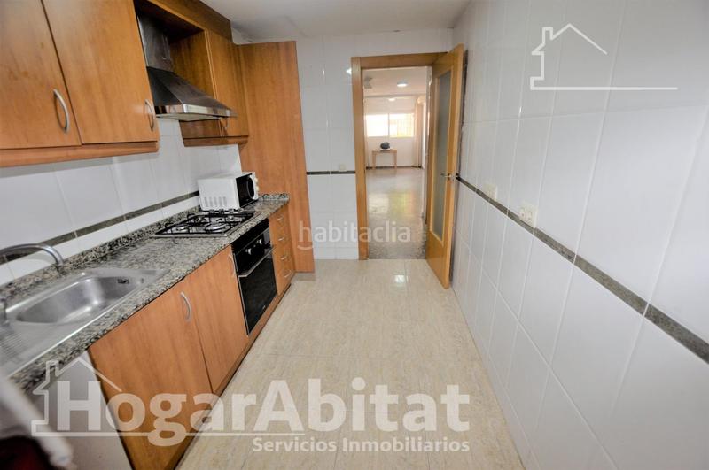 Foto aacc5ff5-cb36-48e9-9d4d-f5629c8ef095. Piso muy amplio y luminoso con dos balcones y ascensor en Puçol
