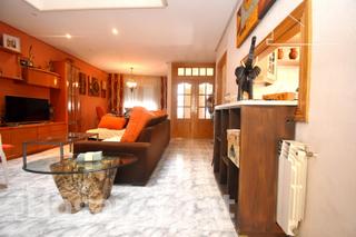 Casa a Chilches. Amplia casa reformada con 3 terrazas, balcón y doble garaje