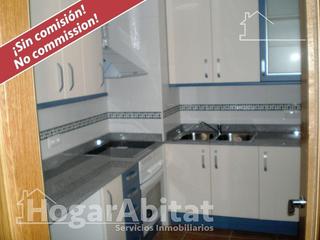 Edifici a Villarejo de Fuentes. Edificio con 5 pisos y un local comercial seminuevo con ascensor