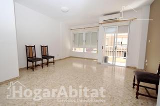 Appartement  Calle hort de palmera. Muy amplio con ascensor y balcón cerca de la estación de tren