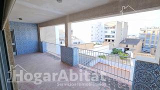 Pis  Calle nueva. Vivienda muy espaciosa con terraza y dos garajes opcionales en e