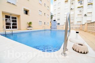 Pis a Playa de Gandía. Semireformado en residencial con piscina y terraza