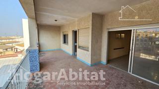 Pis  Calle nueva. Vivienda muy espaciosa con terraza y dos garajes opcionales en e