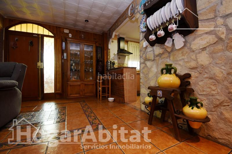 Foto e0fd9507-e7e6-4663-b3d9-a1a2e68cccc2. Chalet  espectacular! reformado, amplio y luminoso con garaje y terraza en Llaurí