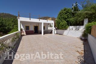 Xalet a Guadassuar. Chalet en suelo rústico reformado con terraza y amplio terreno c