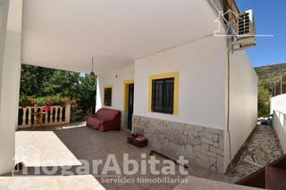 Xalet a Guadassuar. Chalet en suelo rústico reformado con terraza y amplio terreno c