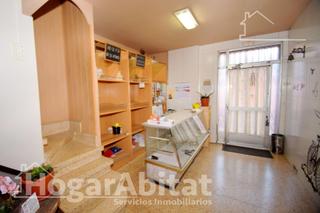 Casa a Centro. Magnifica casa con terraza y local comercial en el centro