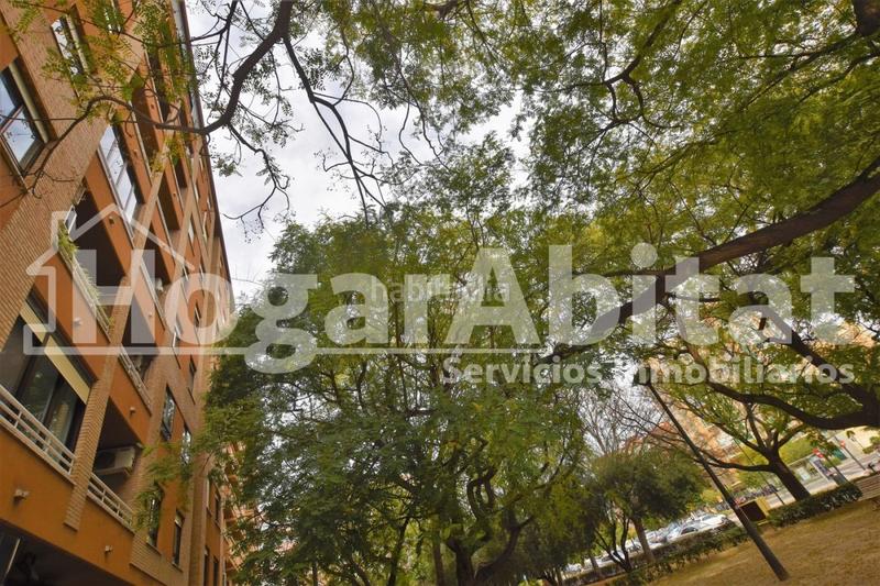 Foto c4046fc5-94b5-4954-bd25-47da3b8d8762. Piso amplio con gran terraza y garaje junto a nuevo centro en Valencia