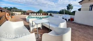 Xalet a Godelleta. Gran chalet con piscina, garaje y pista de padel privada