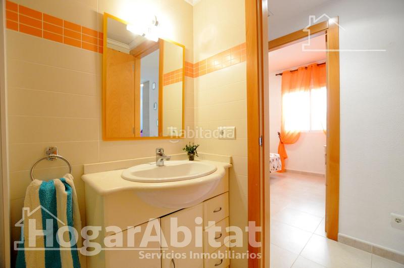 Foto 2097c7df-98be-4750-bf18-f78fb8dac19a. Piso playa de daimuz! bajo esquinero y luminoso con parking y gran terraza en Daimús