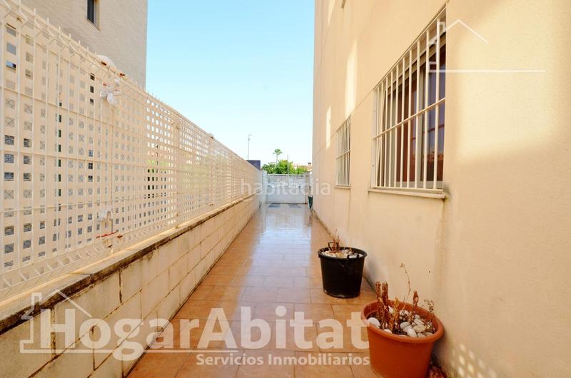 Foto cb7a260e-ab83-4a65-9984-3642f48bbfb9. Piso playa de daimuz! bajo esquinero y luminoso con parking y gran terraza en Daimús
