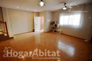 Casa adossada a Onda. Magnífico adosado amplio, luminoso y en buena zona con terraza