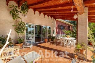 Chalet à Rascanya. Gran oportunidad! espectacular chalet reformado con garaje, terr