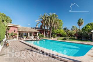 Chalet à Rascanya. Gran oportunidad! espectacular chalet reformado con garaje, terr