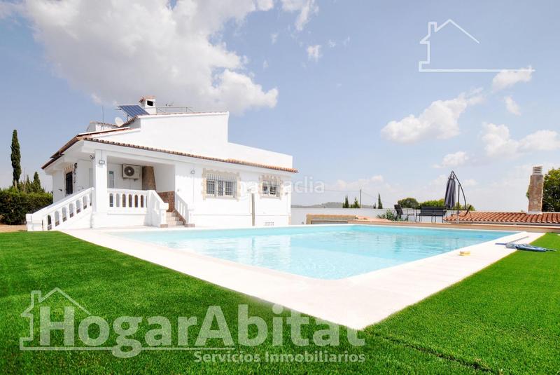 Foto c48d04a0-d0f0-4a16-ab6e-a7846673067c. Chalet  espectacular! reformado y amplio con piscina privada, garaje y parcela en Cheste