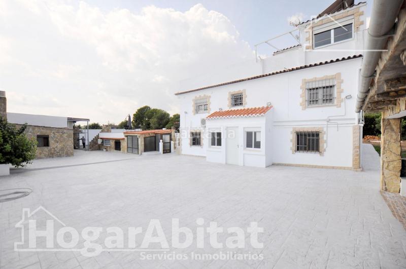 Foto e1f36554-b4fb-4246-8ba5-ad21442220eb. Chalet  espectacular! reformado y amplio con piscina privada, garaje y parcela en Cheste