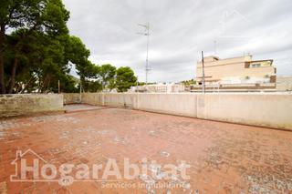 Casa a Benaguasil. Magnífica vivienda, amplia con dos terrazas y balcón cerca del c