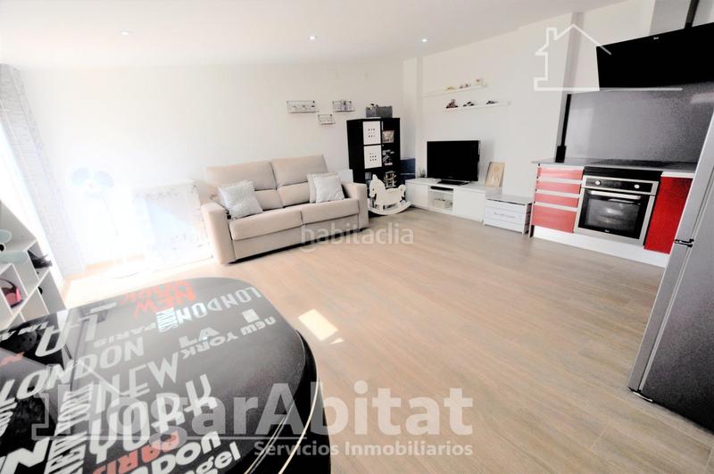 Foto c8a87d9f-8a1d-47d0-a7dc-04eb18e75c66. Casa preciosa casa reformada de alta calidad con terraza cerca de la estación del tren en Aldaia