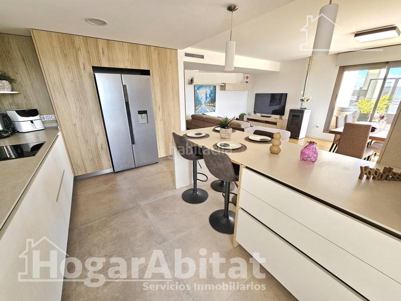 Foto e3b8af49-b4e2-4353-b908-57d7643da7f4. Ático magnifico ático seminuevo con dos garajes, dos trasteros y piscina en Paterna