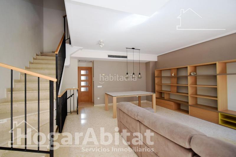 Foto db1f23e2-5847-447e-acd3-16b517f5962d. Casa adosada adosado espectacular, amplio y luminoso con tres terrazas, en el centro en Moncada
