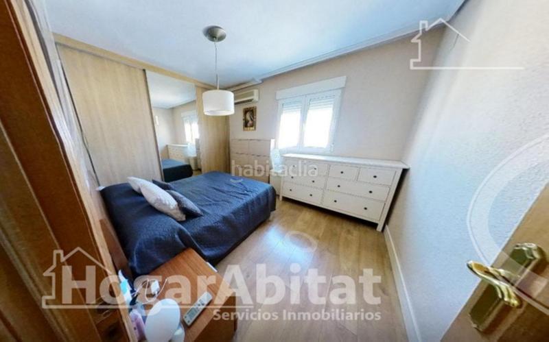 Foto 0f139252-fc01-4612-b7d3-762561030360. Piso alto, amplio y semireformado con balcón y ascensor en Paterna