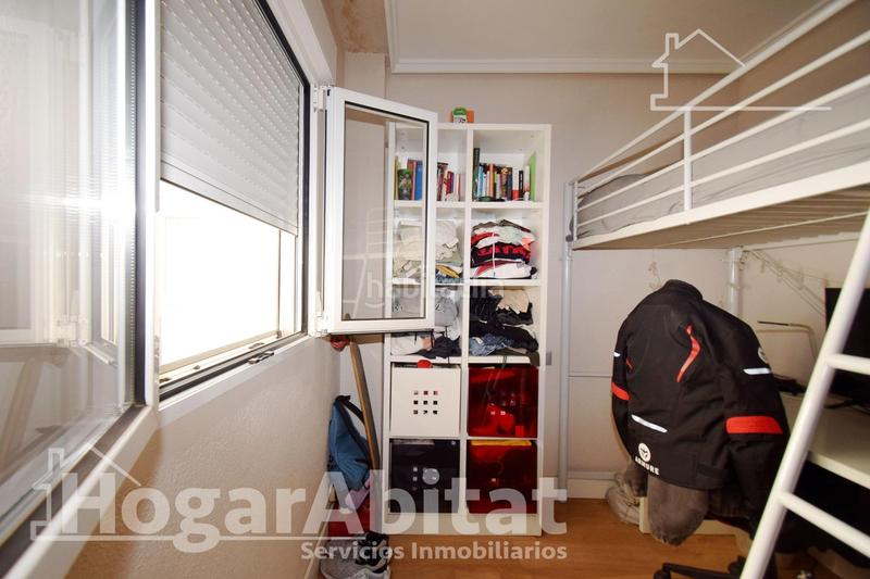 Foto ea42d241-6a71-478b-b0a7-f6af0fe37068. Piso alto, amplio y semireformado con balcón y ascensor en Paterna