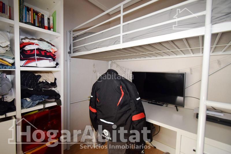 Foto cd42a874-b5dc-4aba-8827-5c1373b0c05a. Piso alto, amplio y semireformado con balcón y ascensor en Paterna