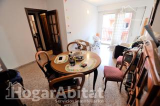 Flat in País Valencià. Alto, acogedor y exterior con balcón, garaje y ascensor, en el c