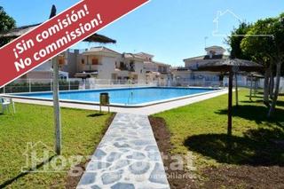 Reihenhaus in Playa Flamenca. Adosado con piscina, jardín  y terraza