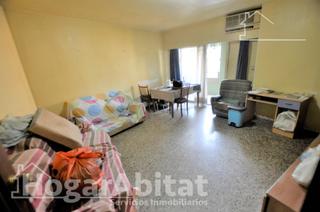 Piso  Calle archiduque carlos. Semireformado, en buena zona! acogedor, alto y exterior con balc