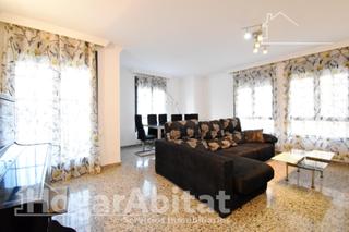 Flat  Calle encarnación. Muy amplio con balcón y trastero en el centro