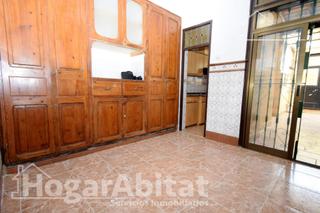 Casa  Calle reina de la. Cerca de la playa! casa acogedora con patio y trastero