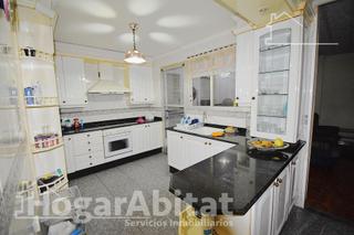 Maison à Algemesí. Amplia casa semireformada con terraza y garaje cerca del metro